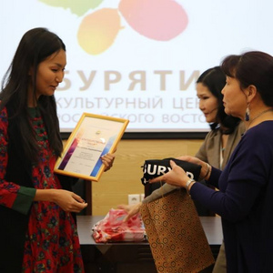 Художественный руководитель Буряад театра поздравила представителей СМИ